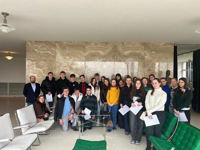 Vydávání pololetních vysvědčení