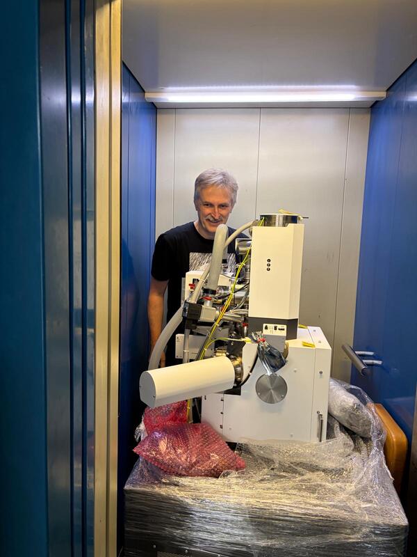 Laboratoř elektronové mikroskopie za 3, 2, 1, ...
