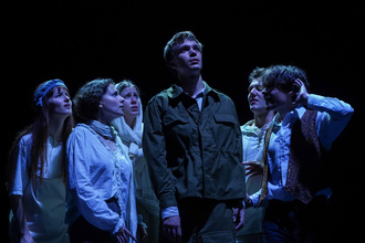 Trapné ticho na festivalu v Grenoble