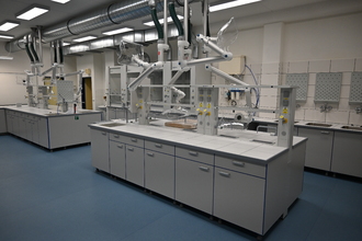 Prohlídka zrekonstruované chemické laboratoře