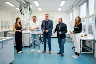 Slavnostní otevření chemické laboratoře